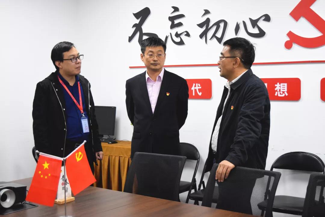 中共安陽市委網(wǎng)信辦主任路玉軍、副主任王曉萌等一行人蒞臨安陽青峰網(wǎng)絡(luò)指導(dǎo)工作