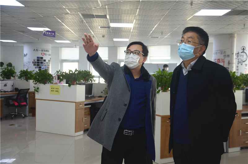 中共安陽市委統(tǒng)戰(zhàn)部副部長、市工商聯(lián)黨組書記郭洪俠一行調研安陽青峰防疫工作和復工復產(chǎn)情況