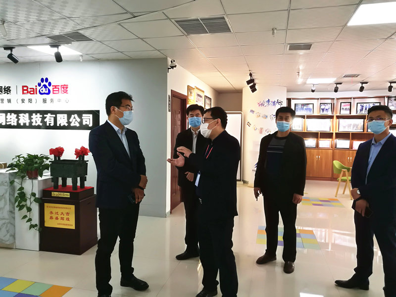安陽市商務局副局長張躍勇，攜同天津伍創(chuàng)電子商務有限公司李富民一行蒞臨安陽青峰網絡參觀指導！！